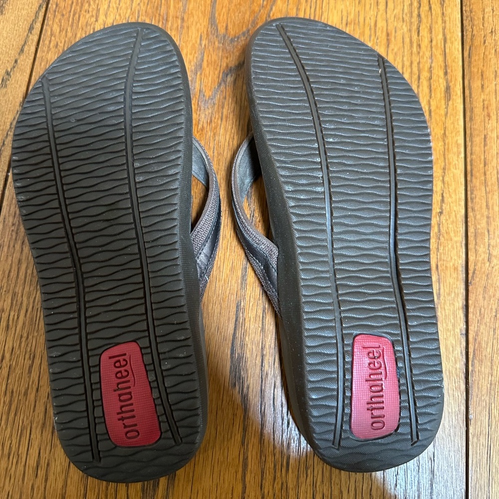 Orhtoheel brown flip-flop sandals - Picture 9 of 10